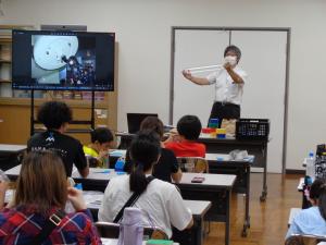 「かさ袋に空気を入れてねじる」この説明をされる講師先生