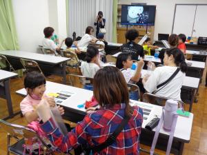 楽しみながら工作する親子の様子