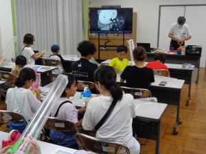 ロケットづくりに励む親子の様子