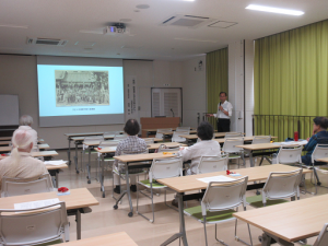 古地図や絵葉書、写真等を画面に映し出して説明される講師