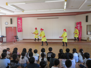 黄色い衣装で、両手に鈴をもって踊るみなさん