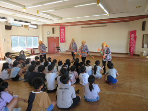 銭太鼓に初めて触れる子ども達