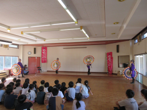 傘の舞踊を披露するかさい銭太鼓の皆さん
