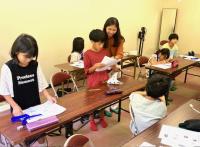 ２人で会話の練習をしている写真