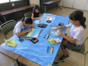 パステル画を描く子どもたちの様子