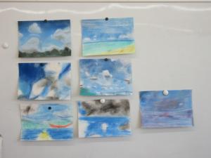 子どもたちが描いた空の写真