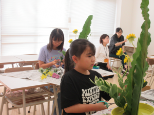 手際よく生ける子ども達