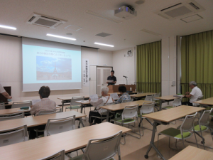 講師の話に聞き入る受講生の様子