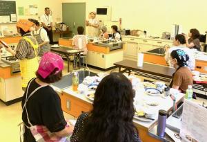 全員で試食をしている写真