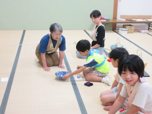 子どもたちにお茶碗について説明されている講師先生