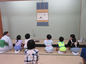 今日の掛け軸の説明をされている講師先生