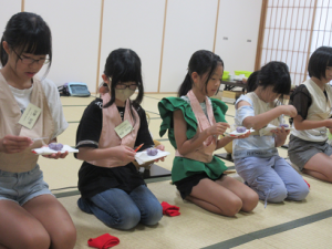 黒文字を使ってのお菓子の食べ方も様になってきた子ども達