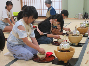 お茶を立て最後の仕上げをする子ども達