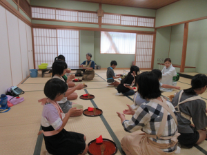 立てたお抹茶をいただく子ども達