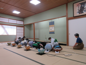 両手をついて最後の挨拶をきちんとする子ども達