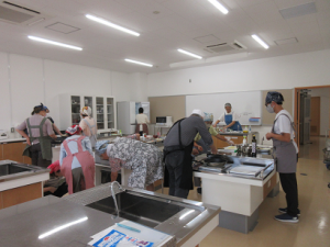 各班チームワークよく作業を進める受講生の皆さん