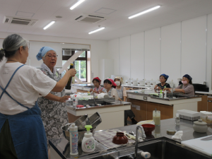 様々なフランス家庭料理について説明する講師