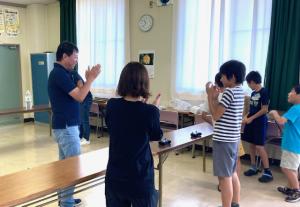バルーンが割れて喜び拍手している写真