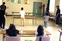 的に狙いを定める受講生の写真