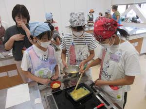 玉子焼きに挑戦する子ども達