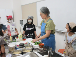 次のメニューの野菜を切る講師先生