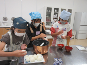 おにぎりをにぎる子ども達