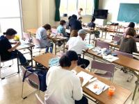 教室で絵を描く受講生の様子