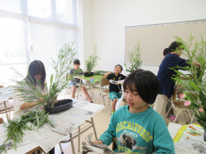 花器にメラリューカを生ける受講生