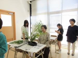 最後の仕上げをアドバイスする講師先生