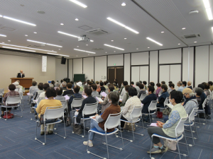 熱心に耳を傾ける講座生の皆さん