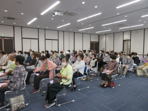 次回のかしの木学園の内容を聞いている講座生の様子
