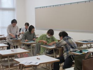 お互いに作業工程を教え合う受講生の皆さん