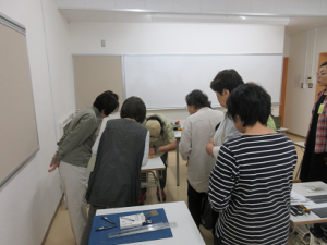 作業手本を食い入るように観察する受講生の皆さん