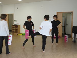 二人一組になって蹴りの練習する受講生の皆さん