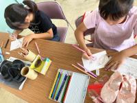 バレエシューズの絵を描く子供の様子