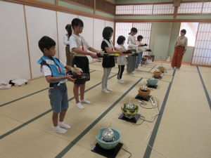 お稽古を始めるため、お茶のお道具をもって整列する子ども達
