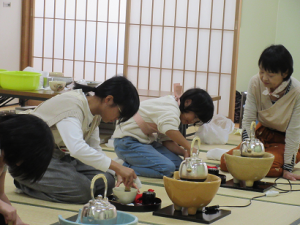 茶せんでお茶をたてる子ども達の作法を優しく見守る荒木先生