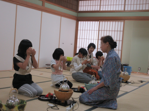 お茶をいただく作法も随分と様になってきた子ども達