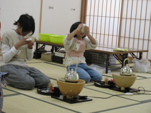 最後の泡を一気に吸い込む子どもの写真