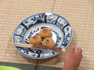 今日のお菓子は柿の形をした和菓子でした