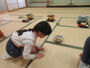 両手をついて、お先にいただきますと声かけをする受講生