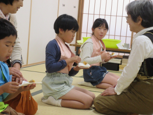 お菓子の説明を聞き美味しくいただく受講生