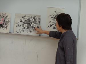顔彩を使った作品を説明される講師先生