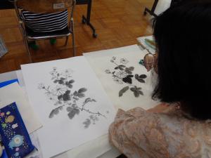 完成作品を手本と見比べる生徒さん