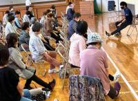 椅子に座って足のストレッチをする様子