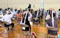 タオルを使ってストレッチをする様子