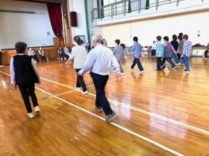 グループでウォーキングをする様子