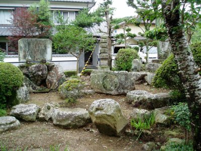 吸谷廃寺礎石並びに出土古瓦