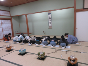 星座をして両手をつき、はじめの挨拶をする子ども達