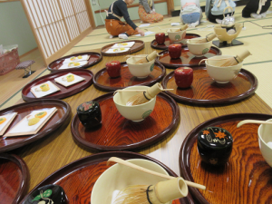 お盆にセッティングされた茶器（棗、茶碗、茶せん）
